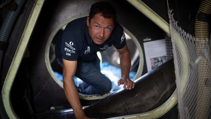 Romain Attanasio à bord de son monocoque, le 22 octobre 2020.  (LOIC VENANCE / AFP)