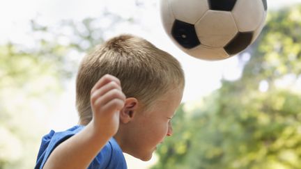 Faire une tête au football enfant a des conséquences sur le cerveau, affirme un neurochirurgien (illustration). (JOSE LUIS PELAEZ INC / DIGITAL VISION)