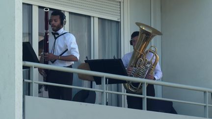 Des musiciens du prestigieux Orchestre national d'Ile-de-France en concert sur un balcon d'un immeuble de Pontoise, dans le Val-d'Oise&nbsp; (Capture d'image / France Télévisions)