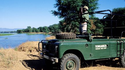 Un&nbsp;salarié du "Sausage Tree Camp" à Chifungulu, en Zambie, cherche la présence d'animaux le long du fleuve Zambèze. (BORGESE MAURIZIO / HEMIS.FR)