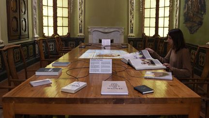 Table de travail d'Ai Weiwei, exposée à Barcelone, dans sa rétrospective au centre d'art Virreina (3 novembre 2014)
 (Lluis Gene / AFP)