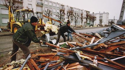 Des employés municipaux de Saint-Pierre-sur-Dives s'activent, le 27 décembre 1999, pour ramasser des débris au lendemain de la tempête qui a touché le nord de la France. (MYCHELE DANIAU / AFP)