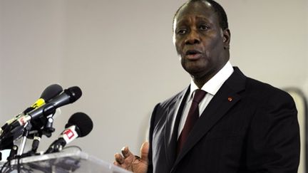 Le président ivoirien Alassane Ouattara donne une conférence de presse à l'hôtel du Golf, le 13 avril 2011 à Abidjan (AFP/PHILIPPE DESMAZES)