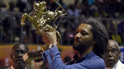 Alain Gomis, Etalon d'or au 25e Fespaco de Ouagadougou avec "Félicité" (4 mars 2017)
 (Issouf Sanogo / AFP)