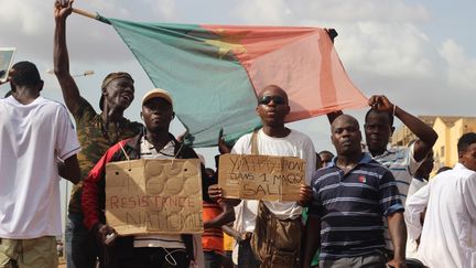 Des manifestants, apr&egrave;s l'annonce du retour du pr&eacute;sident Michel Kafando au pouvoir, le 23 septembre 2015,&nbsp;&agrave; Ouagadougou. (OLYMPIA DE MAISMONT / AFP)