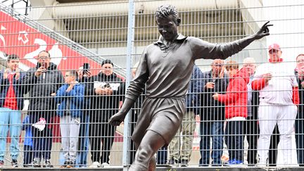 Le 6 octobre 2024, le Stade de Reims a inauguré la statue de Just Fontaine, réalisée par Juan Carlos Carrillo et installée devant le stade Auguste-Delaune à Reims. (FRANCOIS NASCIMBENI / AFP)