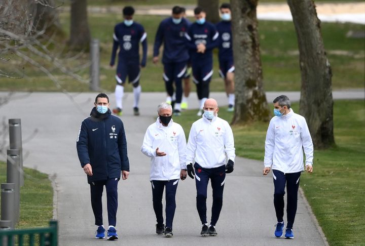 Didier Deschamps entouré de Franck Raviot, Guy Stephan et Franck Le Gall, à Clairefontaine-en-Yvelines, le 22 mars 2021. (FRANCK FIFE / AFP)