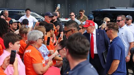 Le candidat républicain à l'élection présidentielle, Donald Trump, salue ses partisans lors d'une visite à Valdosta, en Géorgie, le 30 septembre 2024. L'Etat a été durement touché par l'ouragan Hélène. (MICHAEL M. SANTIAGO / GETTY IMAGES NORTH AMERICA)