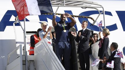 Teddy Riner et la délégation française accueillis comme des héros à leur arrivée à Roissy-Charles-de-Gaulle. (LIONEL BONAVENTURE / AFP)