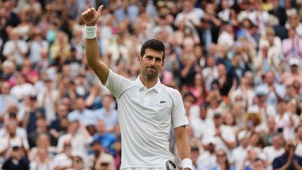 Novak Djokovic lors de son&nbsp;premier tour de Wimbledon contre Soon-woo Kwon, le 27 juin 2022. (ADRIAN DENNIS / AFP)