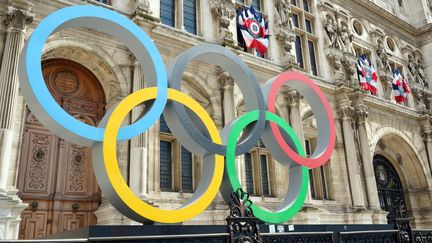 Les anneaux des Jeux olympiques de Paris 2024 sur le parvis de l'hôtel de ville (BRUNO LEVESQUE / MAXPPP)