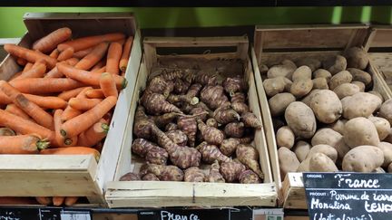 Un étal de légumes sur un marché à Paris, le 22 novembre 2021. (RICCARDO MILANI / HANS LUCAS / AFP)