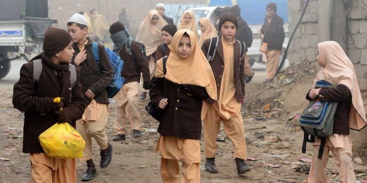 Peshawar (Pakistan) le 20 décembre 2014. Enfants qui reviennent à l'école après l'attentat qui a coûté la vie à 149 personnes, pour la plupart des enfants.
 (AFP PHOTO / A MAJEED)