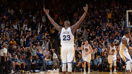 Le joueur des Golden State Warriors Draymond Green fête un point lors d'un match contre les Memphis Grizzlies, le 2 novembre, à Oakland (Californie). (NOAH GRAHAM / GETTY IMAGES)