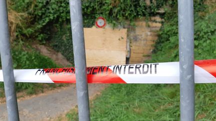 Les policiers de Mont-de-Marsan ont barré l'accès au tunnel sous la voie ferrée, dimanche 7 juillet,&nbsp;après la découverte du corps de Johanna Blanes. (FRÉDÉRIC DENIS / RADIO FRANCE)