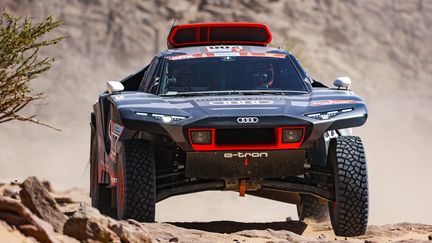 Stéphane Peterhansel au volant de son Audi RS Q e-tron, véhicule hybride avec lequel il a remporté une étape du Dakar 2022. (JULIEN DELFOSSE / DPPI)