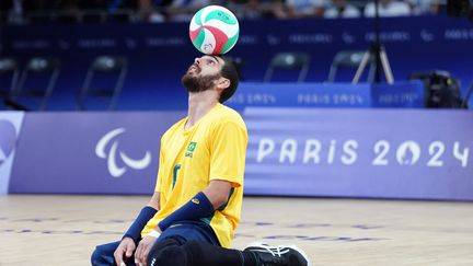 Les Brésiliens et le ballon rond, une histoire d’amour éternelle. Exemple avec Marcio Borges dos Santos, joueur de volley assis, le vendredi 30 août. (DIMITAR DILKOFF / AFP)