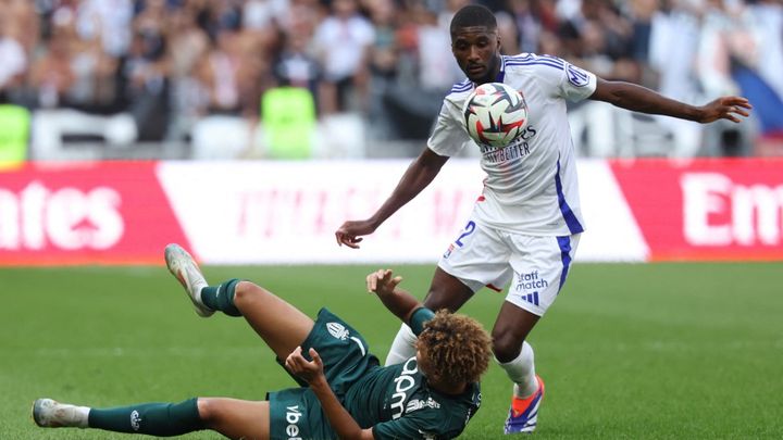 Le Lyonnais Clinton Mata après un contact avec Eliesse Ben Seghir contre Monaco en Ligue 1, le 24 août 2024. (ALAIN JOCARD / AFP)