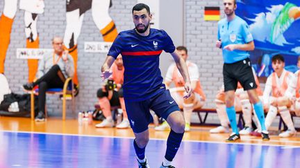 Le pivot de l'étoile lavalloise, Abdessamad Mohammed, avec l'équipe de France, lors du tournoi des Quatre nations, aux Pays-Bas, le 19 décembre 2021. (MARCEL TER BALS / AFP)