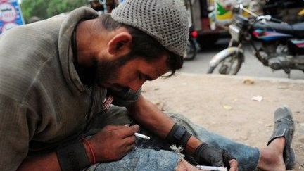 Un drogué dans les rues de Karachi (25 juin 2012). (AFP/ Asif Hassan)