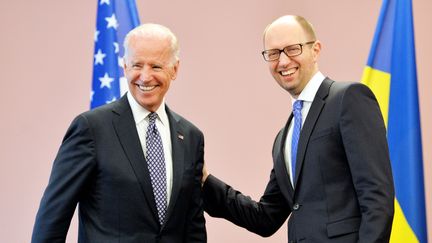 Le vice-pr&eacute;sident am&eacute;ricain, Joe Biden, et le Premier ministre ukrainien,&nbsp;Arseni Iatseniouk, le 22 avril 2014, &agrave; Kiev (Ukraine). (SERGEI SUPINSKY / AFP)