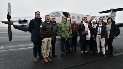 Le personnel soignant venu en avion de Dijon (Côte-d'Or) sur le tarmac de l'aéroport de Nevers (Nièvre) pour combler un désert médical, le 26 janvier 2023. (THIERRY ZOCCOLAN / AFP)