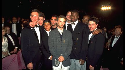 Une partie de l'équipe de "La Haine" lors de la projection au Festival de Cannes le 27 mai 1995. De gauche à droite : François Levantal, Vincent Cassel, Saïd Taghmaoui, Mathieu Kassovitz, Christophe Rossignon, Hubert Koundé et Marc Duret. (ERIC ROBERT / SYGMA / GETTY IMAGES)