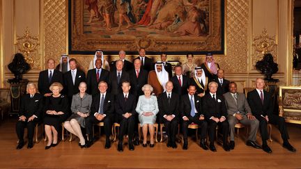 La reine Elizabeth II pose avec ses invit&eacute;s royaux, vendredi 18 mai 2012, avant le d&eacute;jeuner de son jubil&eacute; de diamant &agrave; Windsor (Royaume-Uni). (JOHN STILLWELL / PA WIRE / MAXPPP)