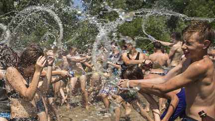 Flashmob en forme de bataille d'eau &agrave; Kiev (Ukraine), le 16 juin 2013. (REUTERS)