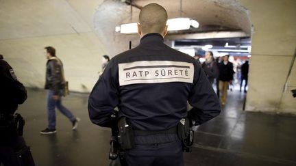 Un agent du&nbsp;Groupe de protection et de sécurisation des réseaux (GPSR) patrouille à la station Auber, à Paris, le 30 décembre 2015.&nbsp; (CHARLES PLATIAU / REUTERS)