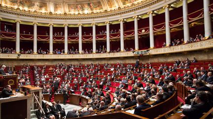 Les d&eacute;put&eacute;s dans l'h&eacute;micycle de l'Assembl&eacute;e nationale lors de la s&eacute;ance des questions au gouvernement, le 9 d&eacute;cembre 2014.&nbsp; (MAXPPP)