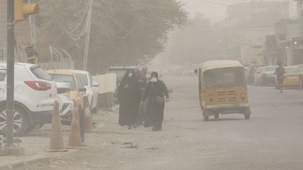 Une tempête de poussière à Bagdad, en Irak, le 23 lau 2022. (SABAH ARAR / AFP)