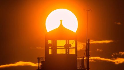 Lever de soleil dans la ville de&nbsp;Scarborough (Royaune-Uni). (ANDREW MCCAREN/SIPA)