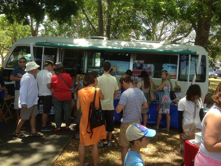 Il y a foule ! Le passage du van du livre est toujours un événement pour les francophones en Australie (Photo le Van du livre)