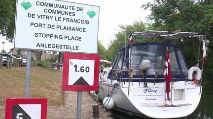 Dans la Marne, les plaisanciers sont bloqués dans le port de Vitry-le-François. Les épisodes caniculaires successifs des dernières semaines ont fait baisser le niveau de l'eau, et au moins deux canaux sont fermés à la circulation, entre la Marne et la Haute-Marne. (FRANCE 3)