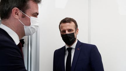 Emmanuel Macron et Olivier Véran, le lundi 1er mars 2021. (BENOIT TESSIER / POOL)