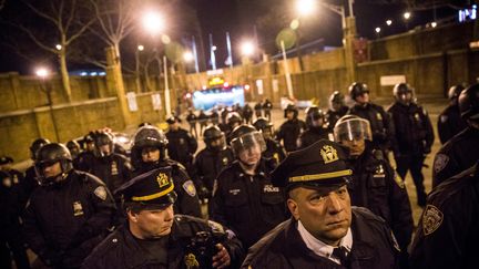 A New York, la police stoppe les manifestants qui tentent de bloquer le Lincoln Tunnel, qui permet de relier Manhattan au New Jersey. (ANDREW BURTON / GETTY IMAGES NORTH AMERICA / AFP)