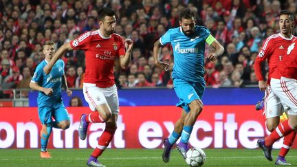 L'ancien du Benfica, le Portugais Danny aujourd'hui capitaine du Zenit, face à son ancien club et au Grec Samaris (PEDRO FIUZA / NURPHOTO)