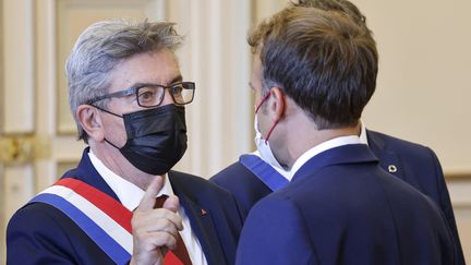 Emmanuel Macron s'entretient avec le&nbsp;leader de La France insoumise, Jean-Luc Mélenchon, à Marseille (Bouches-du-Rhône) le 1er septembre 2021. (LUDOVIC MARIN / AFP)