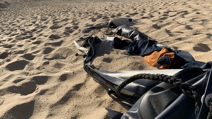 Un bateau pneumatique abandonné par des migrants. (EMMANUEL BOUIN / FRANCE-BLEU NORD)