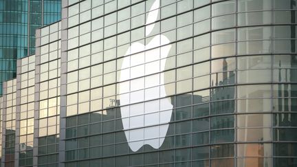 Le logo Apple, sur un b&acirc;timent &agrave; San Francisco, le 10 juin 2012. (KIMIHIRO HOSHINO / AFP)