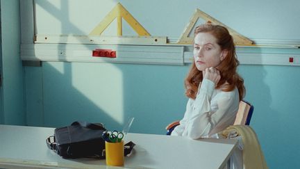 Isabelle Huppert en prof craintive puis métamorphosée, dans "Madame Hyde" de Serge Bozon.
 (Haut et Court)