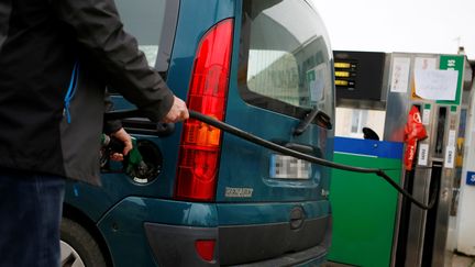 Une pompe à essence à Saint-Laurent-de-Condel (Calvados), le 5 décembre 2018.&nbsp; (CHARLY TRIBALLEAU / AFP)