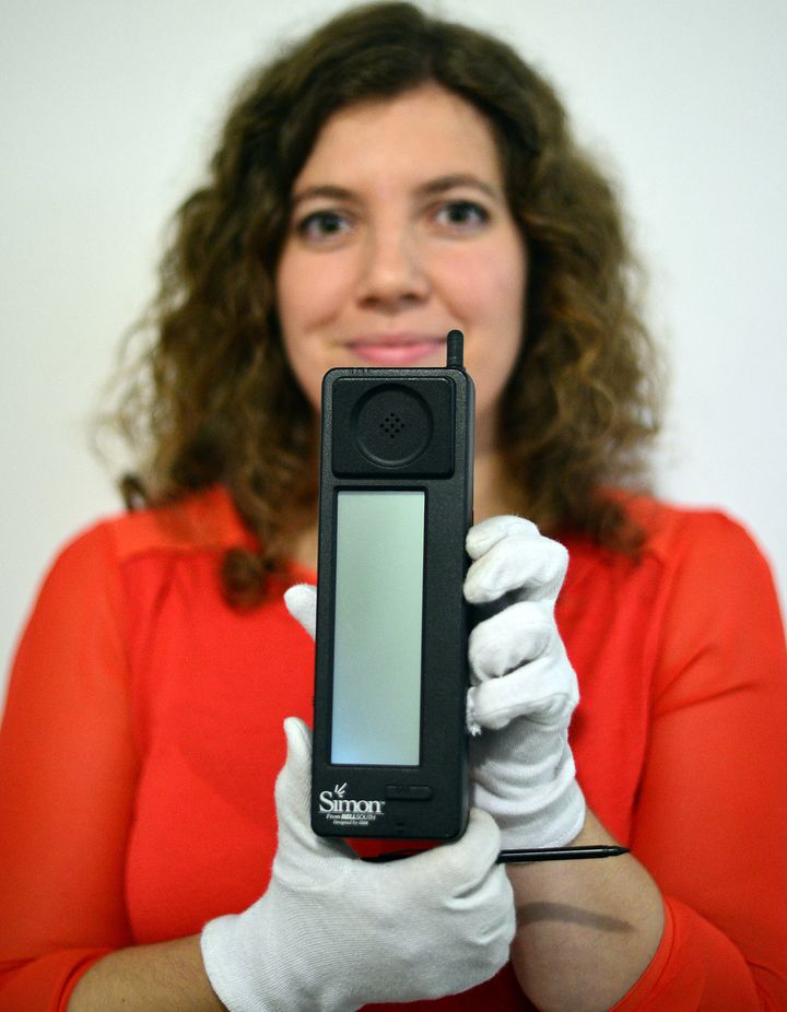 Charlotte Connelly, conservatrice au Science Museum à Londres, présente l'IBM Simon, en 2014. (CARL COURT / AFP)