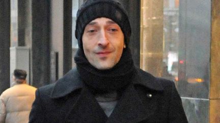 Sinon quand il ne d&eacute;file pas, Adrian Brody ressemble &agrave; &ccedil;a. On ne sait que choisir... (SIPA)