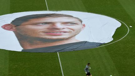 Un portait géant d'Emiliano Sala a été déployé dans le rond central&nbsp;de la Beaujoire à Nantes (Loire-Atlantique).&nbsp; (SEBASTIEN SALOM-GOMIS / AFP)