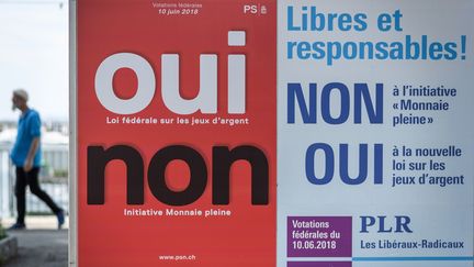 Une affiche électorale lors d'un vote populaire en juin 2018 en Suisse.&nbsp; (FABRICE COFFRINI / AFP)