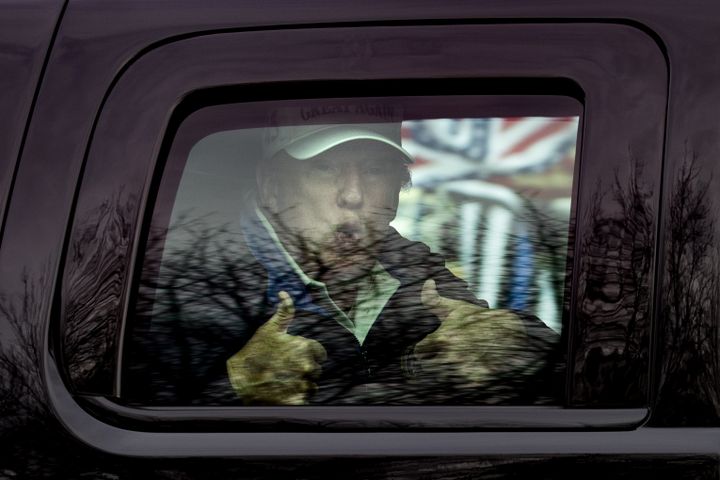 Donald Trump salue ses supporters à la fenêtre de sa voiture après une partie de golf dans son club de Sterling (Virginie), le 22 novembre 2020. (TASOS KATOPODIS / GETTY IMAGES / AFP)