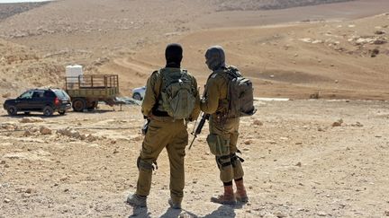 Des soldats israéliens patrouillent dans le village bédouin palestinien de Tala (Thala), en Cisjordanie occupée, le 26 octobre 2023. Le même jour, des habitants ont été attaqués par des colons israéliens. (THOMAS COEX / AFP)