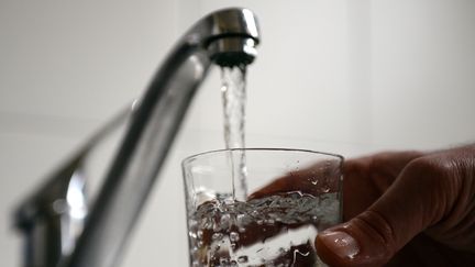 De l'eau du robinet versée dans un verre, le 26 février 2014 à Marseille (photo d'illustration). (ANNE-CHRISTINE POUJOULAT / AFP)